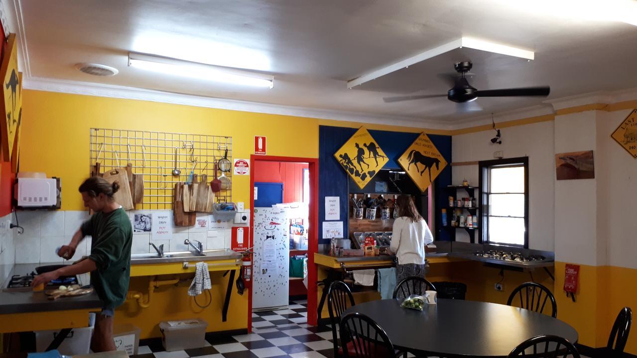 Alice'S Secret Travellers Inn Alice Springs Esterno foto