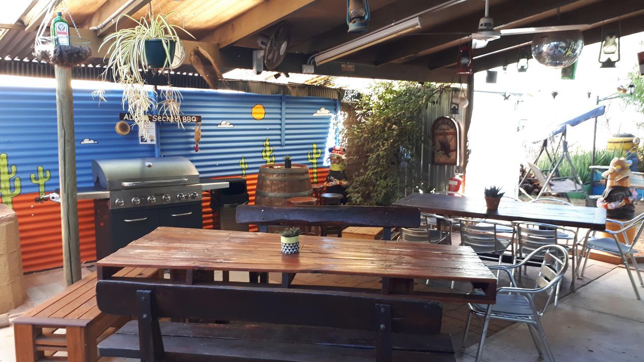 Alice'S Secret Travellers Inn Alice Springs Esterno foto